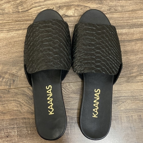 NWOT Kaanas Leticia Snake embossed Black Leather Slides size 7 - Picture 2 of 5